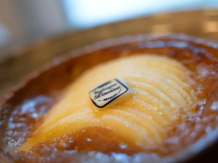 Gros plan en portrait sur les pommes en éventail de la tartelette normande de la Boulangerie Louise